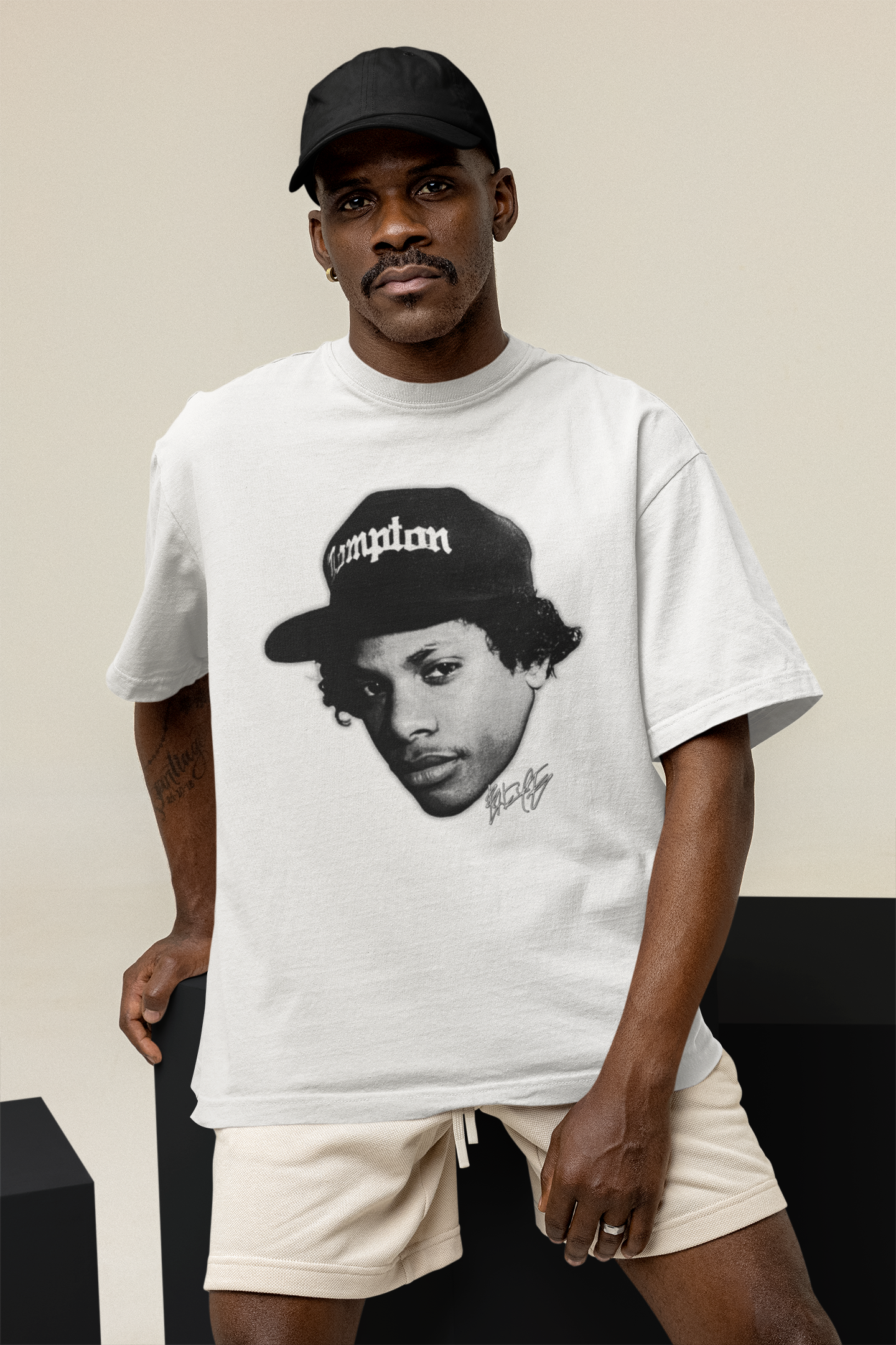 UrbanTees T-shirt Oversize Homme Blanc – Imprimé Portrait Eazy-E Compton Style Vintage Rap US West Coast