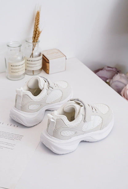 Baskets enfant blanches et beiges à scratch – Chaussures garçon ou fille légères et respirantes - MiniWalks