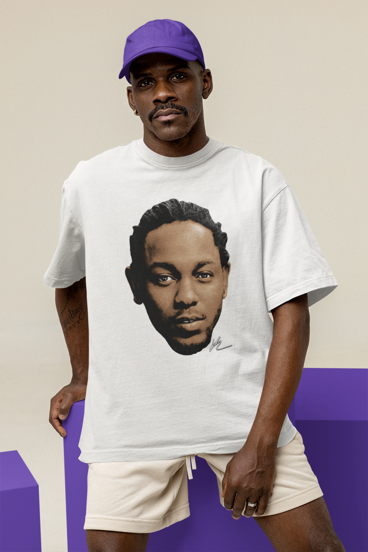 UrbanTees T-shirt Oversize Homme Blanc – Portrait Artistique Kendrick Lamar Style Rap Conscient & Streetwear Minimaliste